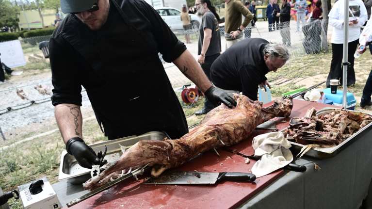 Τους έκατσε &quot;βαρύ&quot; το αρνί στην Πάτρα -Τουλάχιστον πέντε άτομα στο νοσοκομείο