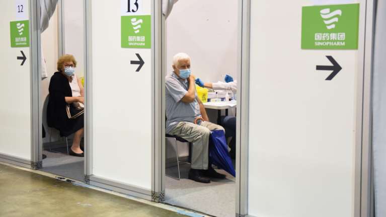 Επιδημία πλαστών πιστοποιητικών εμβολιασμού και τεστ: Έρευνες σε Κοζάνη, Καβάλα, Δράμα, Σαντορίνη και Καρδίτσα