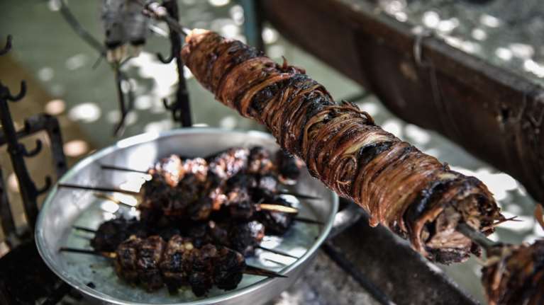 Πώς να φτιάξετε το ιδανικό παραδοσιακό κοκορέτσι - Ο καλύτερος μεζές για το τραπέζι του Πάσχα