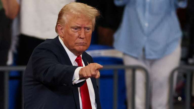 Ο Τραμπ επιτίθεται στον υποψήφιο αντιπρόεδρο των Δημοκρατικών: Είναι επικίνδυνος αριστεριστής, όπως και η Κάμαλα Χάρις