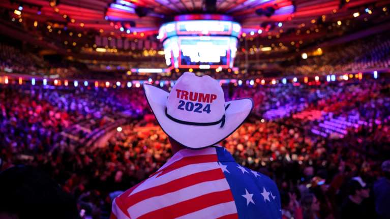 Τι σημαίνει στην πράξη το &quot;πρώτα η Αμερική&quot; του Τραμπ; - Από τη &quot;φιλία&quot; με τον Πούτιν μέχρι τη λευκή επιταγή στον Νετανιάχου