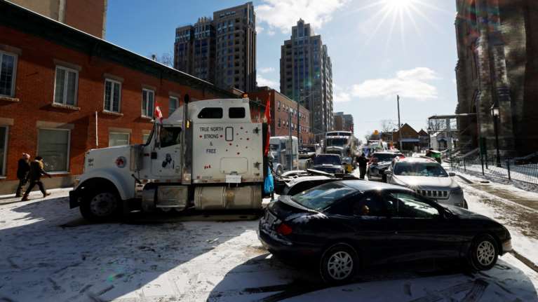 Χάος στον Καναδά: Ανυποχώρητοι οι διαδηλωτές - Παραιτήθηκε ο αρχηγός της αστυνομίας στην Οτάβα