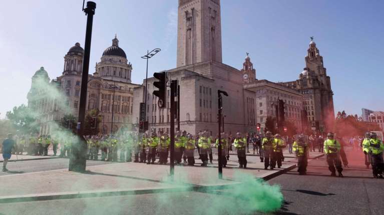 Βρετανία: Εβδομη ημέρα βίας από την άκρα δεξιά - Τραυματισμοί και επεισόδια στο Πλίμουθ - Μολότοφ στο Μπέλφαστ