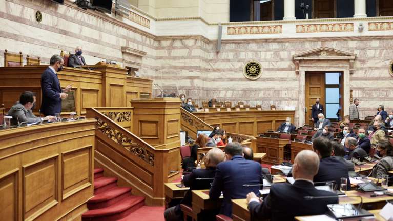 Βουλή: Πέρασε η τροπολογία για τον υποχρεωτικό εμβολιασμό - &quot;Ναι&quot; από ΝΔ και ΚΙΝΑΛ