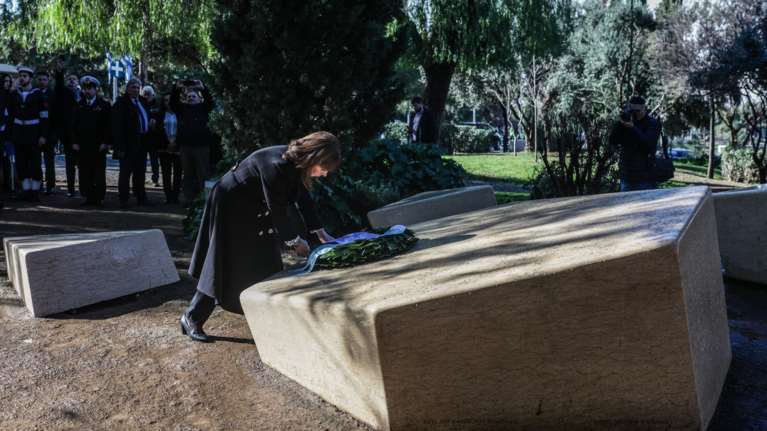 Η Σακελλαροπούλου κατέθεσε στεφάνι στο Μνημείο Ολοκαυτώματος στο Θησείο - Μαζί με έναν από τους τελευταίους επιζώντες