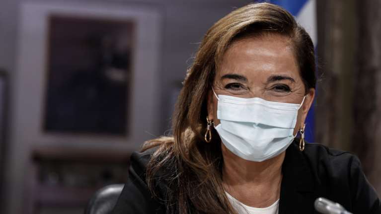 Η Ντόρα Μπακογιάννη έκοψε τη βασιλόπιτα - Σε ποιον έπεσε το φλουρί [εικόνα]