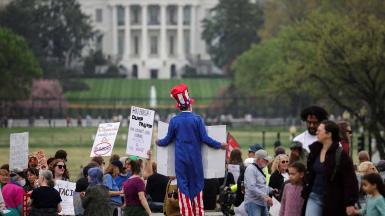 &quot;Κάτω τα χέρια!&quot;: Στους δρόμους οι Αμερικανοί κατά των πολιτικών Τραμπ και Μασκ: Μαζικές διαδηλώσεις και στις 50 πολιτείες