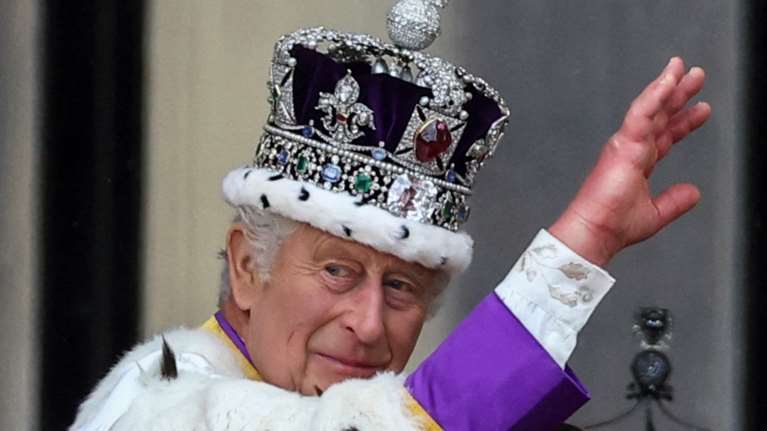 Σε δημοπρασία παιδικές ζωγραφιές του βασιλιά Κάρολου Γ&#39; με τους γονείς του - Δείτε τις εικόνες