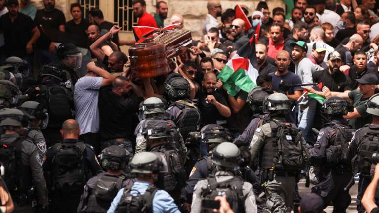 Εικόνες ντροπής στην κηδεία της Παλαιστίνιας δημοσιογράφου Σιρίν Αμπού Άκλεχ - Αγριο ξύλο, το φέρετρο σχεδόν έπεσε...