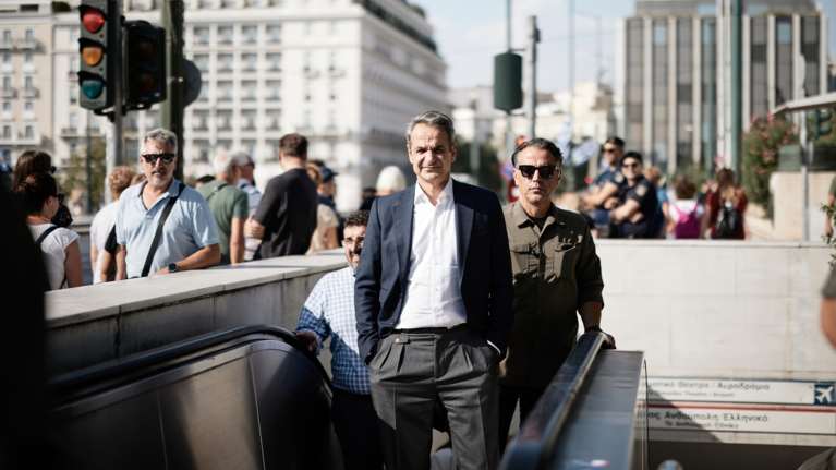 Επιχείρηση &quot;βομβαρδισμός καλών νέων&quot; στο Μαξίμου: Μία θετική είδηση κάθε μέρα - Πώς θα γίνει το... δημοσκοπικό άλμα