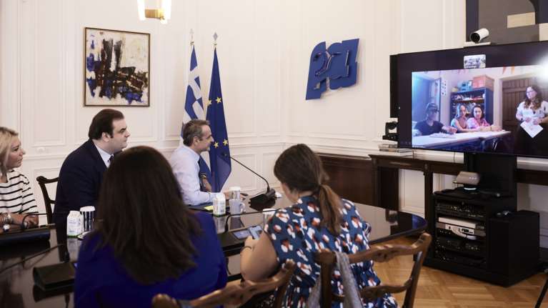 Τηλεδιάσκεψη Μητσοτάκη και Πιερρακάκη με μαθητές στη Γαύδο - Επαναλειτουργεί το γυμνάσιο [εικόνες]