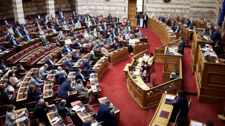 Το μυστήριο με τους πέντε ανεμβολίαστους βουλευτές - Ποια ονόματα κυκλοφορούν