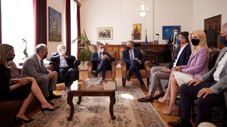 Στη Θεσσαλονίκη ο Μητσοτάκης: &quot;Όλα είναι υπό έλεγχο&quot; δήλωσε για τους ανεμβολίαστους υγειονομικούς