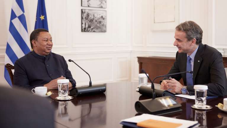 Συνάντηση Μητσοτάκη με τον Γ.Γ. του ΟΠΕΚ στο Μαξίμου για τις τιμές των καυσίμων