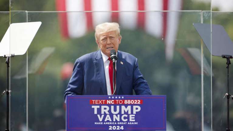 Επίθεση Τραμπ στη Χάρις πίσω από αλεξίσφαιρα τζάμια: &quot;Αν κερδίσει η συντρόφισσα Κάμαλα, θα γίνει ο Γ΄ Παγκόσμιος Πόλεμος&quot;