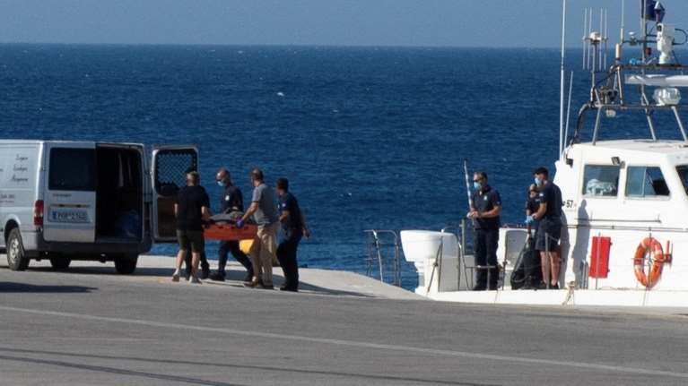 Σύμη: Καρέ-καρέ η μεταφορά της σορού του Μάικ Μόσλεϊ στη Ρόδο - Τη Δευτέρα η νεκροψία-νεκροτομή