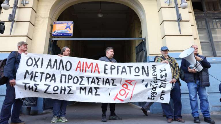 ΣΤΑΣΥ: Οργή των εργαζομένων για το δυστύχημα στον Πειραιά - "Ο συνάδελφος καταπλακώθηκε από υλικά 300 κιλών"