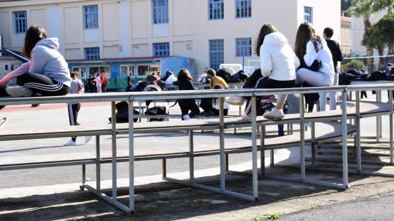 Βελεστίνο: Τραγικές φιγούρες οι γονείς στο τελευταίο αντίο στην 9χρονη που πέθανε από αλλεργικό σοκ