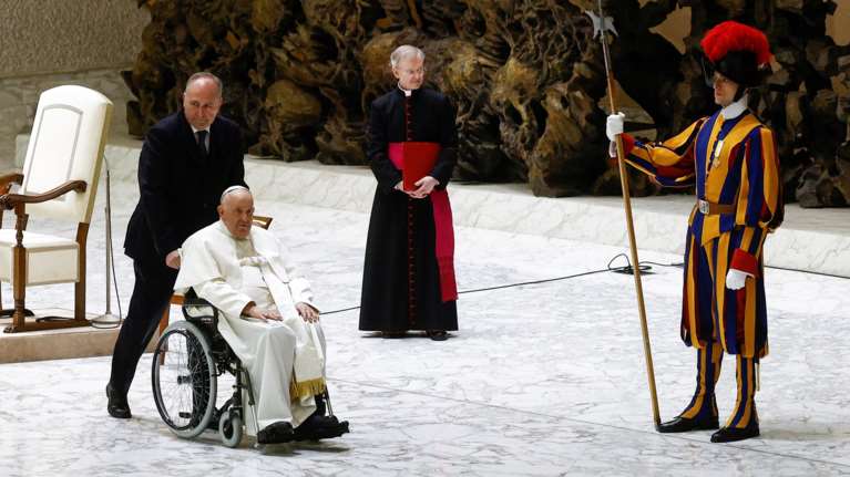 Με πυρετό και κόπωση ο πάπας Φραγκίσκος - Ακύρωσε το πρόγραμμά του