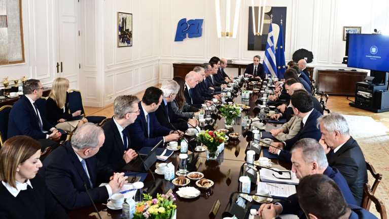 Tα τελευταία τηλεφωνήματα Μητσοτάκη πριν τον ανασχηματισμό - Ο Χατζηδάκης στο Μαξίμου και οι γρίφοι για ΥΠΟΙΚ και Μεταφορών