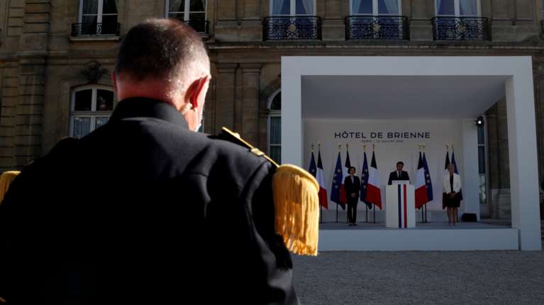 Σεισμός στη Γαλλία: Στρατιωτικό νόμο για να αντιμετωπιστεί η βία των ισλαμιστών προτείνουν 20 στρατηγοί