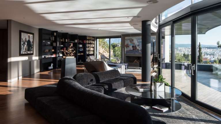 Με ανοιχτούς ορίζοντες: Ένα ξεχωριστό σπίτι στην Αθήνα που ισορροπεί ανάμεσα στην ελευθερία και την πειθαρχία [εικόνες]