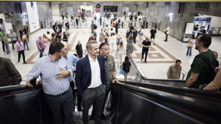 Επίσκεψη Μητσοτάκη στο μετρό του Συντάγματος - Τι είπε με τους εργαζόμενους για την 24ωρη λειτουργία το Σάββατο