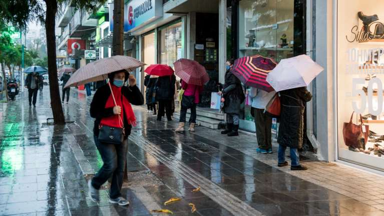 Καιρός: Κομμένη στα δύο η χώρα την Παρασκευή - Πού θα βρέχει, πού θα έχει λιακάδα
