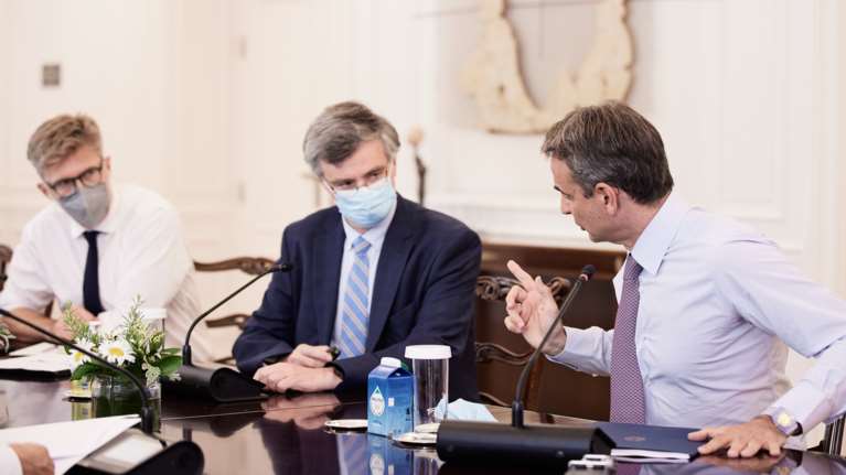 Επανεμφάνιση Τσιόδρα: Πώς σχολίασε ο Κικίλιας την παρουσία του δίπλα στον πρωθυπουργό