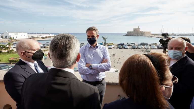 Μητσοτάκης: Ευκαιρία η Ρόδος να αποκτήσει τη μαρίνα που της αξίζει - Εκσυγχρονίζεται και το ιστορικό θέατρο [εικόνες]