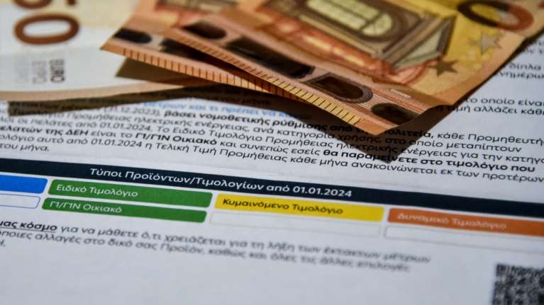 Μπλε ή πράσινο τιμολόγιο ρεύματος: Οι τρεις λόγοι για τους οποίους ενισχύεται το δίλημμα