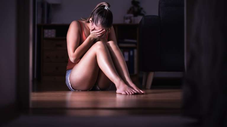 Μαζικό revenge porn στην Πάτρα: &quot;Έκανα απόπειρα αυτοκτονίας, κόντεψα να κόψω τις φλέβες μου&quot;, λέει 24χρονο θύμα [Βίντεο]