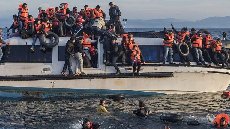 Μέλη ΜΚΟ σε οργανωμένο κύκλωμα διακίνησης μεταναστών στη Λέσβο: Πώς συνεργάζονταν με τους Τούρκους διακινητές