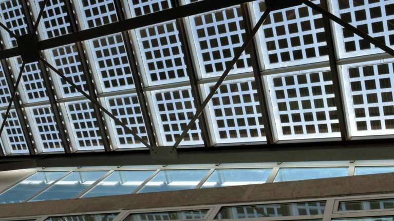 Φωτοβολταϊκά στη στέγη: Πώς θα κερδίσετε έως 1.800 ευρώ τον χρόνο - Πώς θα &quot;κλειδώσει&quot; η επιδότηση