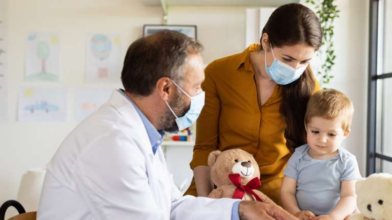 Θερίζουν γρίπη και RSV στα παιδιά: &quot;Ερχεται δύσκολος Δεκέμβριος&quot;, λέει ο Νταλούκας στο TheTOC