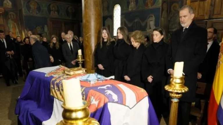 Τελευταίο "αντίο" στην πριγκίπισσα Ειρήνη: Τα χειροκροτήματα στην Σοφία και η συγκίνηση της βασιλικής οικογένειας [εικόνες]