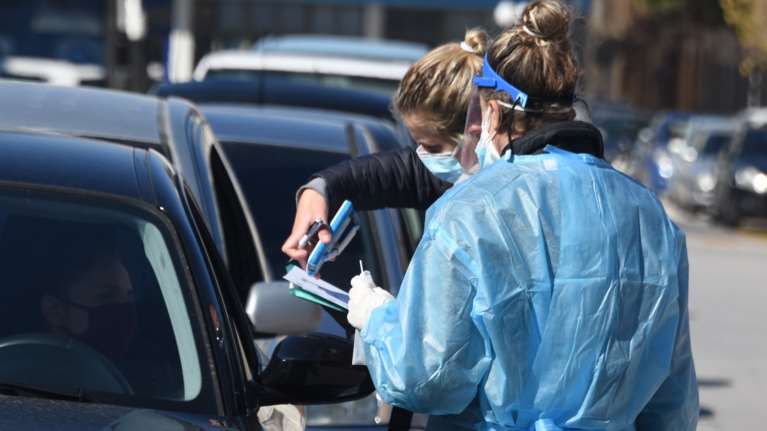 Κορονοϊός: Στο "κόκκινο" και σήμερα με 1.913 νέα κρούσματα - 28 θάνατοι και 357 διασωληνωμένοι