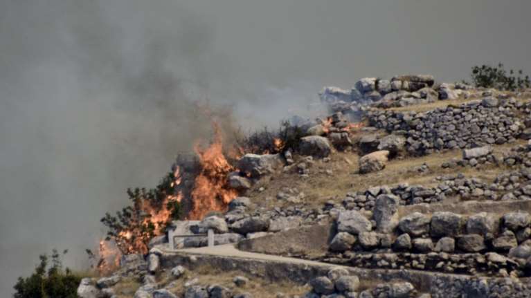 Φωτιά στις Μυκήνες: Πέρασε μέσα από τον αρχαιολογικό χώρο - Απίστευτες εικόνες και βίντεο