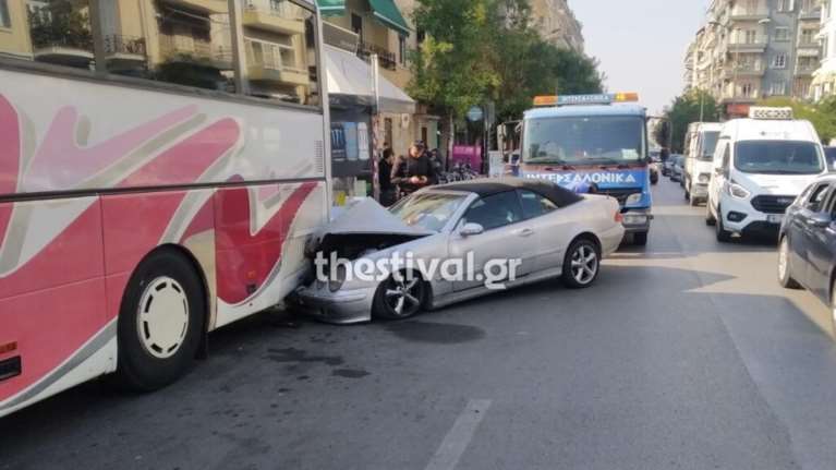 Θεσσαλονίκη: Αυτοκίνητο &quot;καρφώθηκε&quot; σε λεωφορείο - Στο νοσοκομείο η 21χρονη οδηγός [εικόνα]
