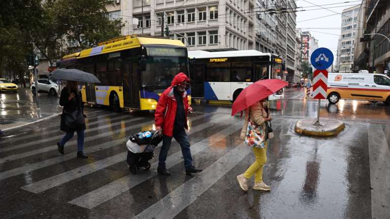 Καιρός: Εβδομάδα με βροχές, νοτιάδες και αφρικανική σκόνη - Πού θα είναι έντονα τα φαινόμενα