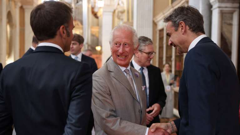 Συνάντηση Μητσοτάκη με τον βασιλιά Κάρολο - Σε δεξίωση στην 4η Σύνοδο της Ευρωπαϊκής Πολιτικής Κοινότητας [εικόνες]