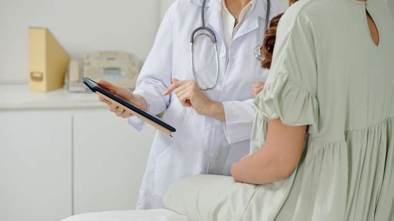 Πότε ξεκινούν οι δωρεάν εξετάσεις για τον καρκίνο του τραχήλου της μήτρας - Ποιες είναι οι δικαιούχες, όλη η διαδικασία