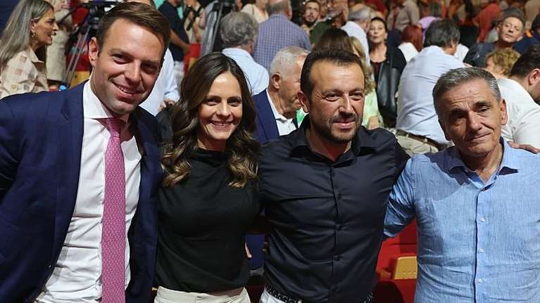 Ο ΣΥΡΙΖΑ &quot;διαλύεται&quot; σε live σύνδεση: Αποχωρήσεις, διαγραφές, κατηγορίες στα τηλεπαράθυρα και ο Κασσελάκης στη Νέα Υόρκη