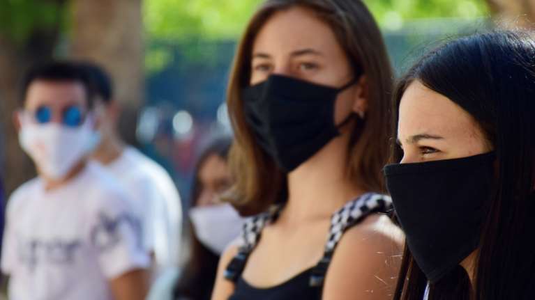 Κορονοϊός: Τι θα γίνει με τις μάσκες στα σχολεία και στα διαλείμματα- Το υπουργείο Παιδείας ζητά Mask Break