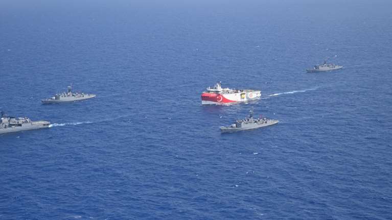 Τορπιλίζει η Άγκυρα τις διερευνητικές με νέα Navtex: Βγαίνει ξανά το Oruc Reis για έρευνες στο Καστελόριζο