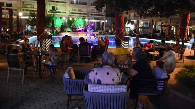 Αυτή είναι η ΚΥΑ για την εστίαση και την ψυχαγωγία: Μόνο εμβολιασμένοι στα υπαίθρια κέντρα διασκέδασης