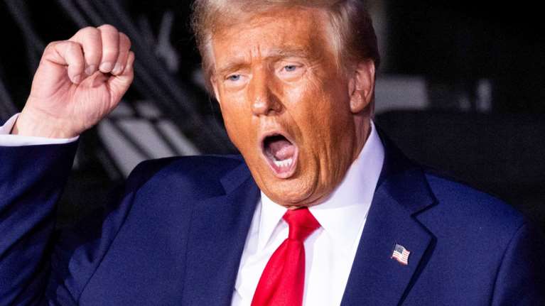 Opinion Bloomberg: Ο Τραμπ είναι ένας βαθιά διαταραγμένος άνθρωπος, δυσκολεύεσαι να πιστέψεις ότι έχει πάει πανεπιστήμιο