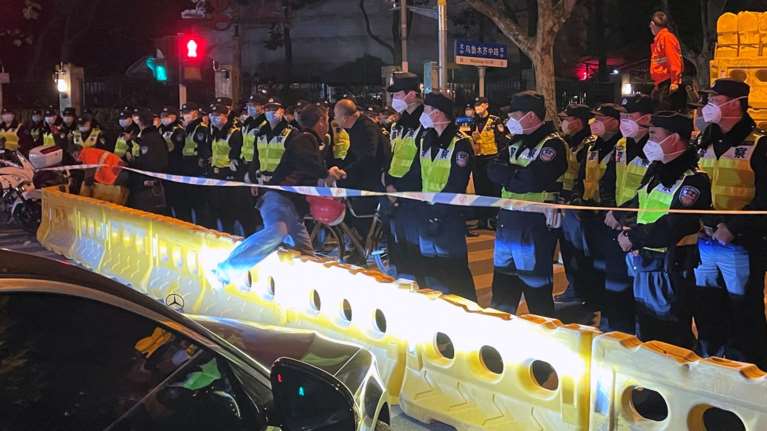 Κίνα: Εξέγερση κατά της πολιτικής &quot;κρούσματα μηδέν&quot; - Ξεσηκωμός στην Ουχάν - &#39;&#39;Δεν είναι ζωή αυτή&#39;&#39; [εικόνες, βίντεο]