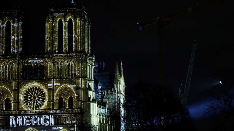 Ήχησαν οι καμπάνες της Νοτρ Νταμ για την επαναλειτουργία του ναού- &quot;Merci&quot;, το μεγάλο &quot;ευχαριστώ&quot; προς εκείνους που τον κράτησαν ζωντανό