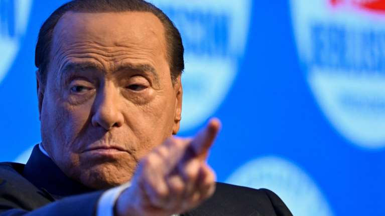 Εκλογές στην Ιταλία: Ο Μπερλουσκόνι σε ρόλο σκηνοθέτη - Ουρές στα εκλογικά κέντρα για τις κρίσιμες κάλπες